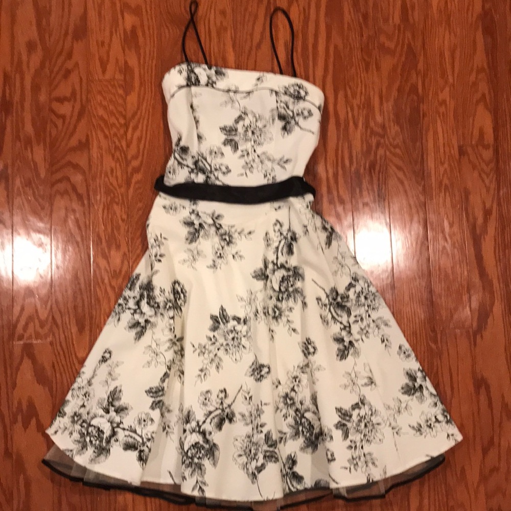 ❤️SALE, LAST CALL❤️Black and white special occasion dress